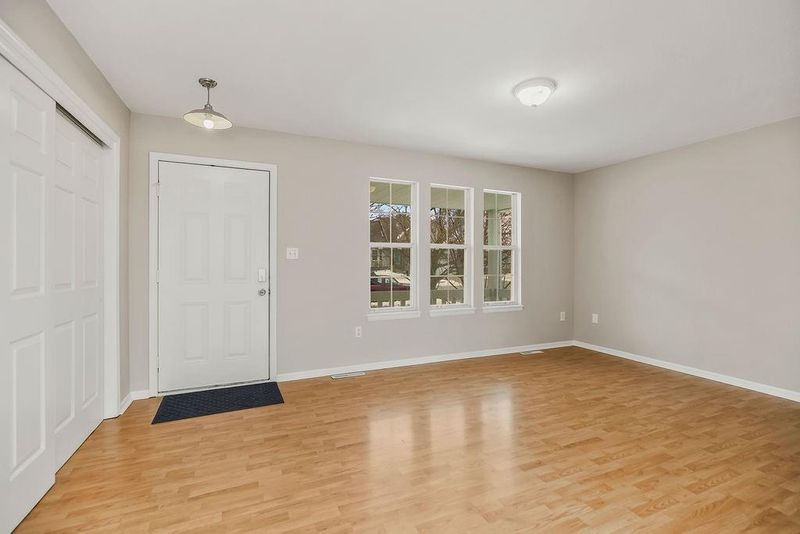 704 SE 11th St, Lee's Summit, MO 64081