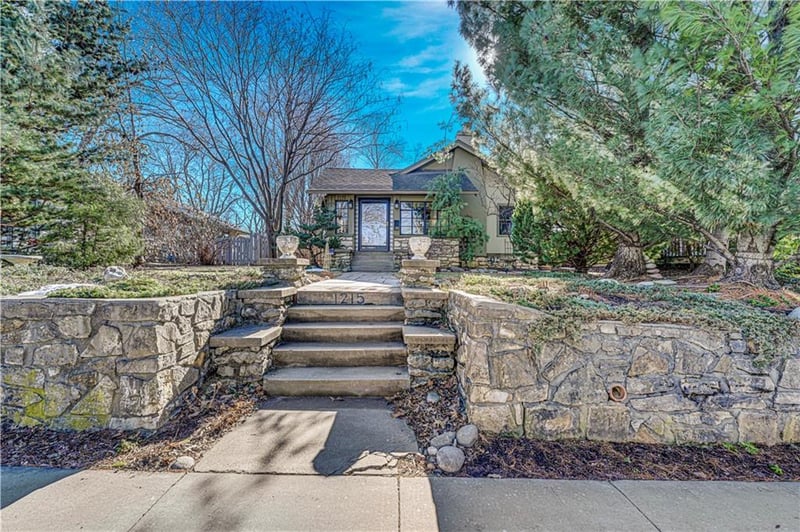 1215 W 37 St, Kansas City, MO 64111