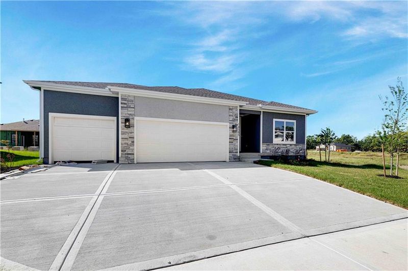 18585 W 195 St W, Spring Hill, KS 66083