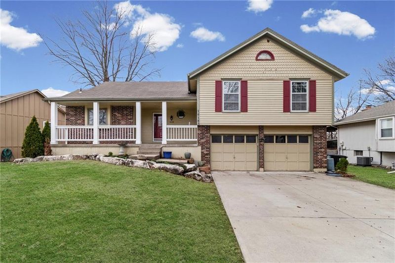1618 SE Boone Trl, Lee's Summit, MO 64063