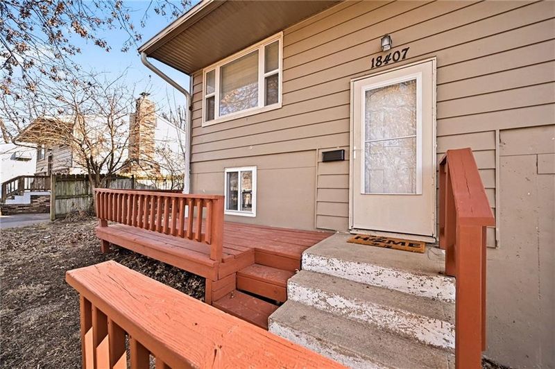 18407 E Lexington Rd, Independence, MO 64058