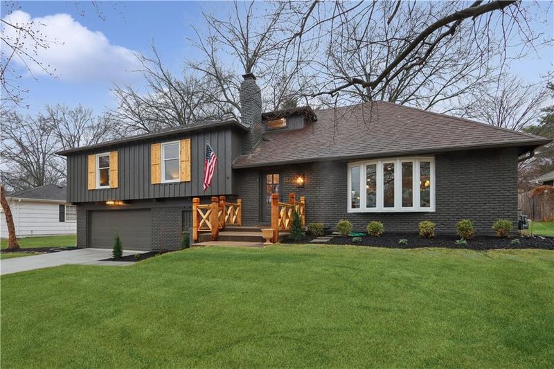 10332 Cherokee Ln, Leawood, KS 66206