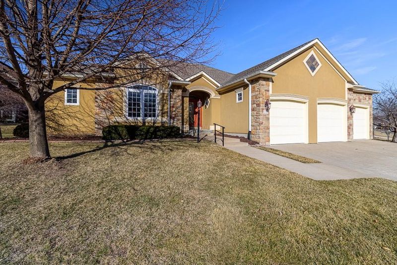 4207 Hidden Valley Dr, St Joseph, MO 64506