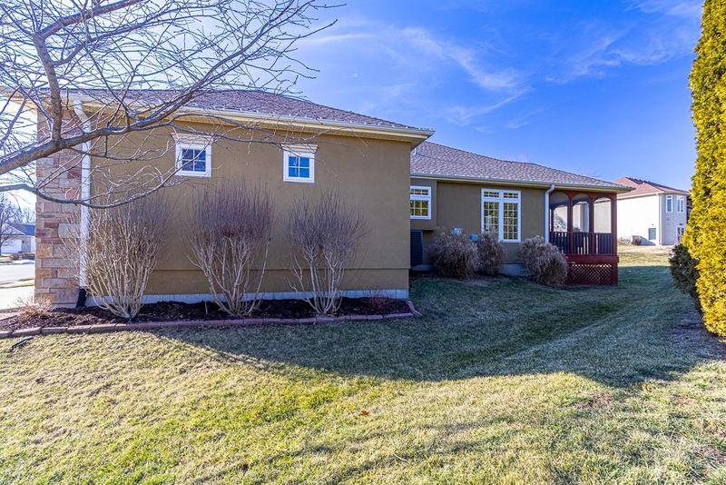 4207 Hidden Valley Dr, St Joseph, MO 64506