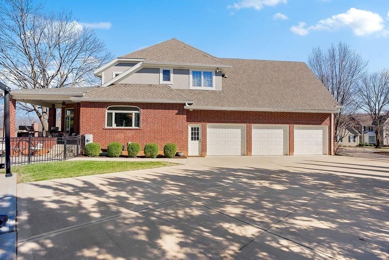12400 Pembroke Ln, Leawood, KS 66209