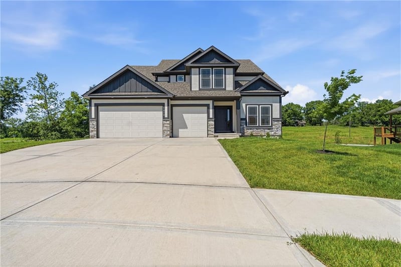1972 Longview Dr, Liberty, MO 64068