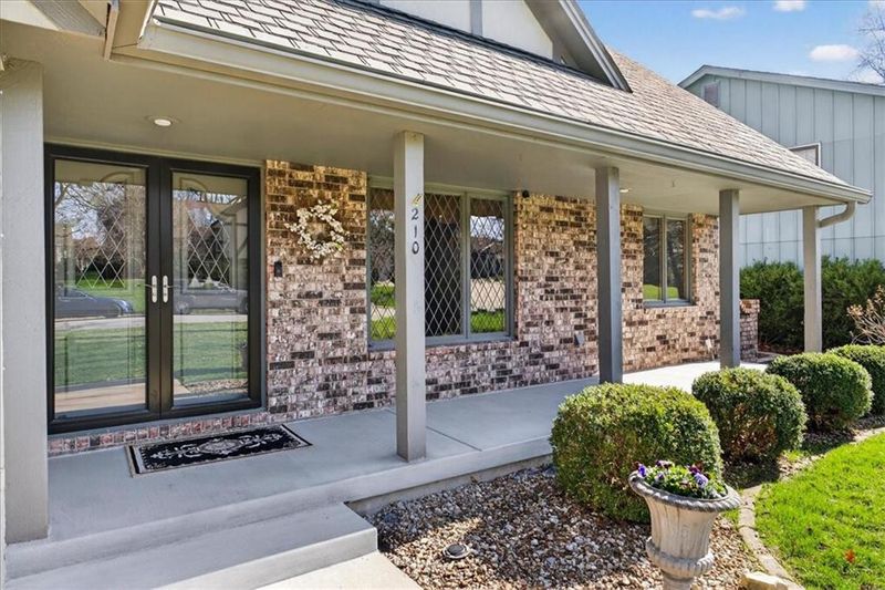 210 Cypress St, Lee's Summit, MO 64064