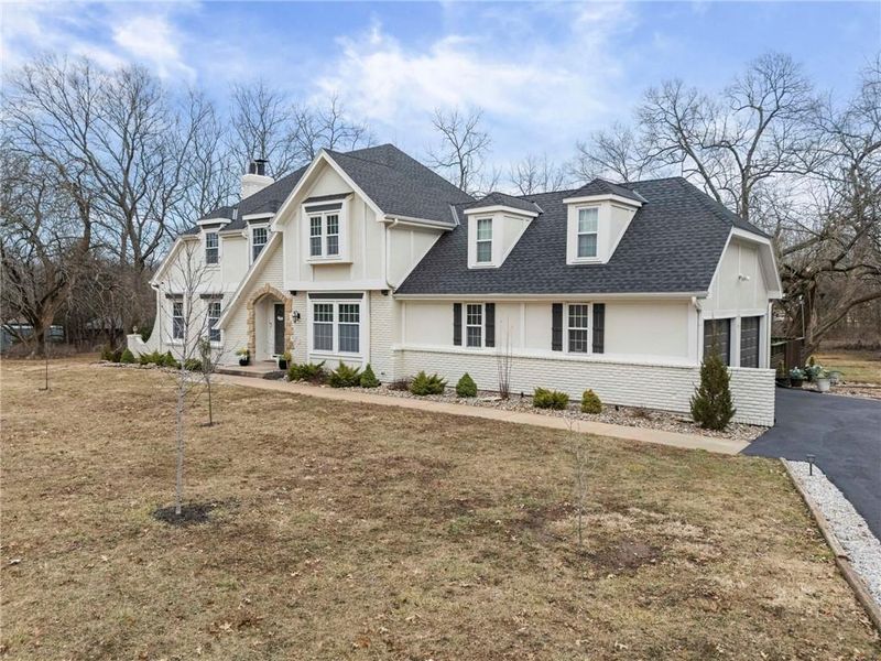 7108 Black Bob Dr, Stilwell, KS 66085