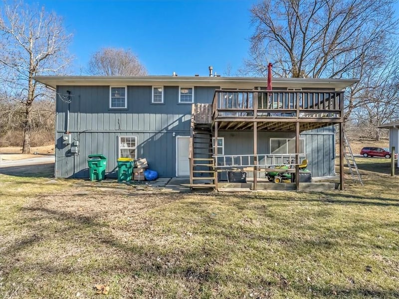 702 Lakewood Rd, Bonner Springs, KS 66012