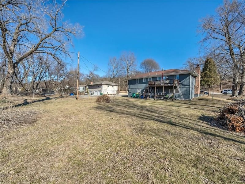 702 Lakewood Rd, Bonner Springs, KS 66012
