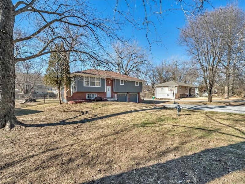 702 Lakewood Rd, Bonner Springs, KS 66012