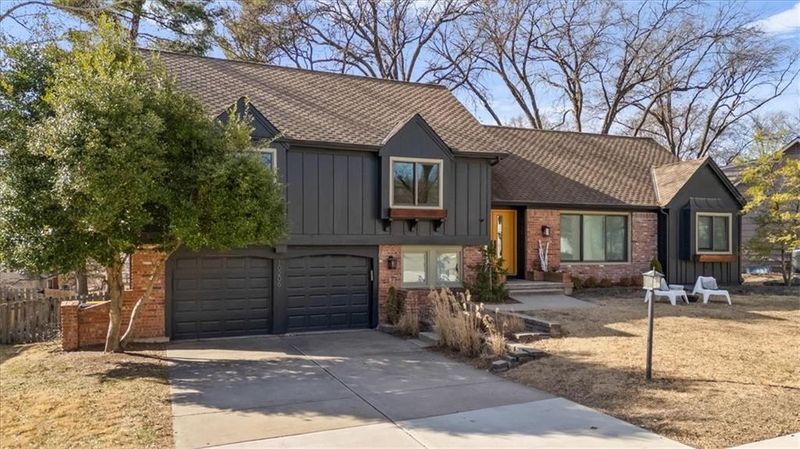10206 Linden St, Overland Park, KS 66207