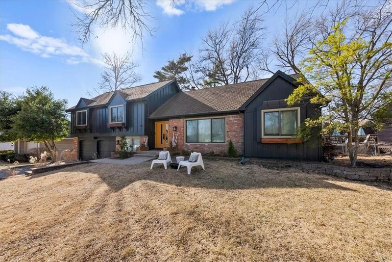 10206 Linden St, Overland Park, KS 66207