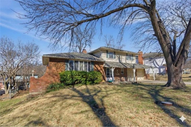 606 E 105th Ter, Kansas City, MO 64131