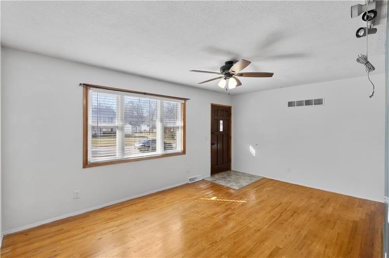 7710 NE 54th St, Kansas City, MO 64119