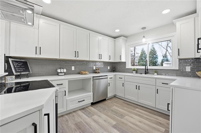 6402 N Forest Ave, Oakview, MO 64118