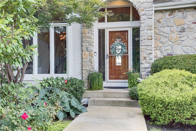 9828 Vista Dr, Lenexa, KS 66220