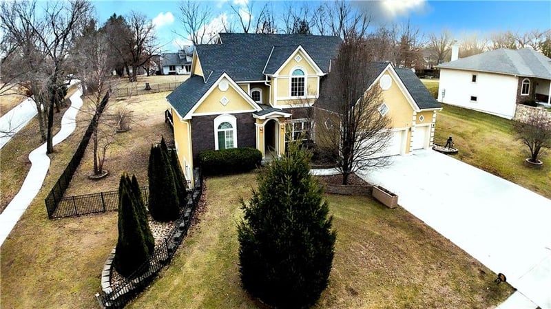 4912 Corinth Dr, St Joseph, MO 64506