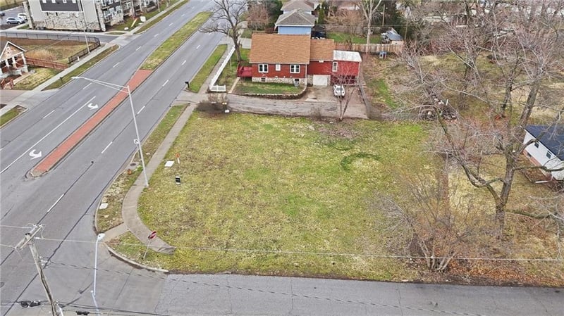 8701 N Oak Trafficway, Kansas City, MO 64155