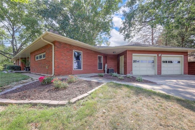 4036 Shrine Park Rd, Leavenworth, KS 66048