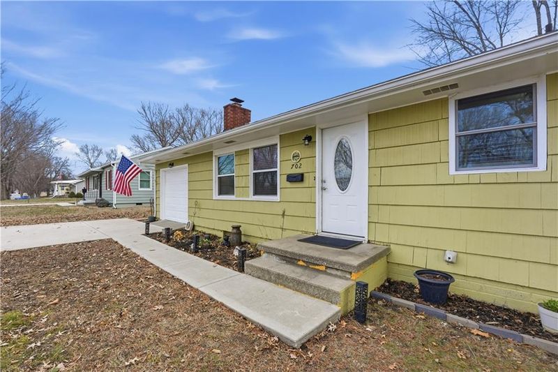 702 SW 17th St, Blue Springs, MO 64015