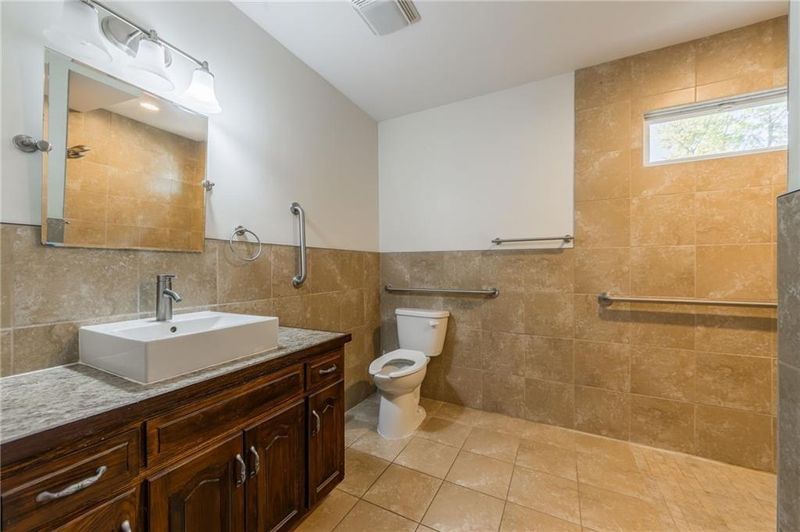 4016 E Red Bridge Rd, Kansas City, MO 64137