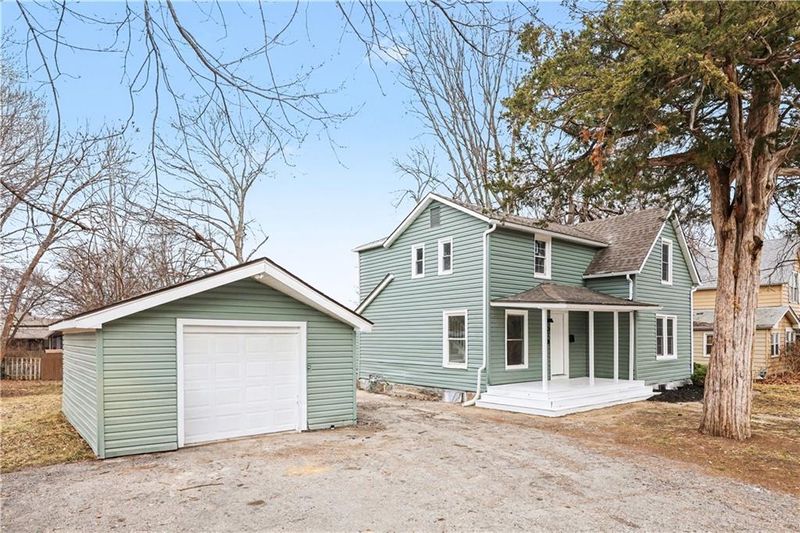 318 E Nichols St, Spring Hill, KS 66083