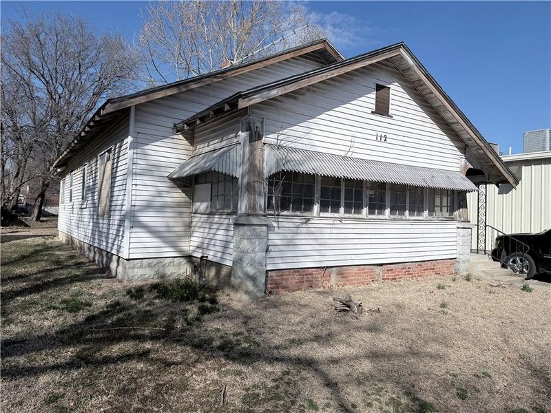 112 W Oak St, Independence, KS 67301