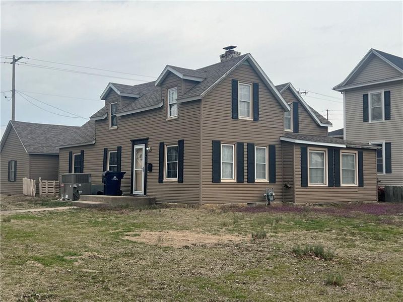 118 S 11th St, Independence, KS 67301