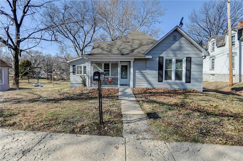 1013 S 4th St, Atchison, KS 66002