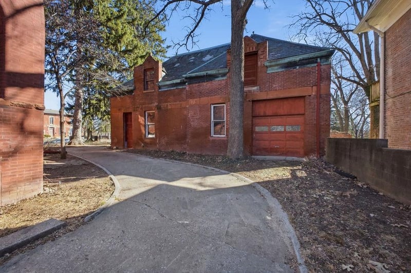 802 Hall St, St Joseph, MO 64501