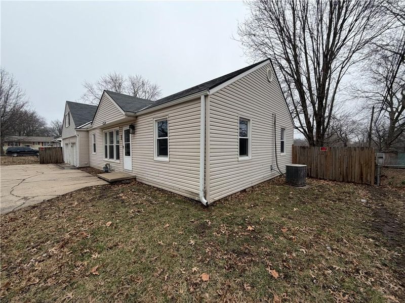 5805 Ridgeway Ave, Kansas City, MO 64133