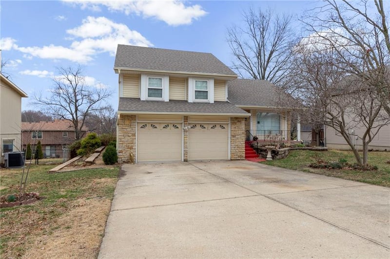 8117 Woodstone St, Lenexa, KS 66219