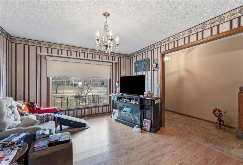 8117 Woodstone St, Lenexa, KS 66219