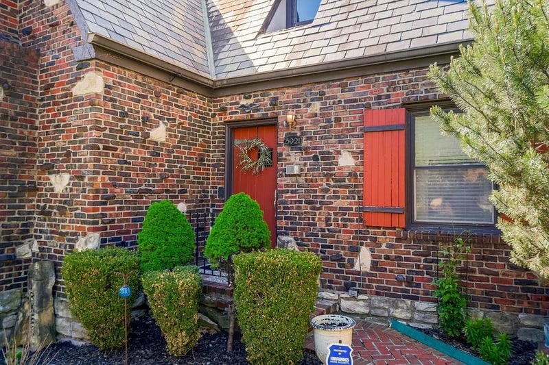 3921 Sunrise Dr, Kansas City, MO 64123