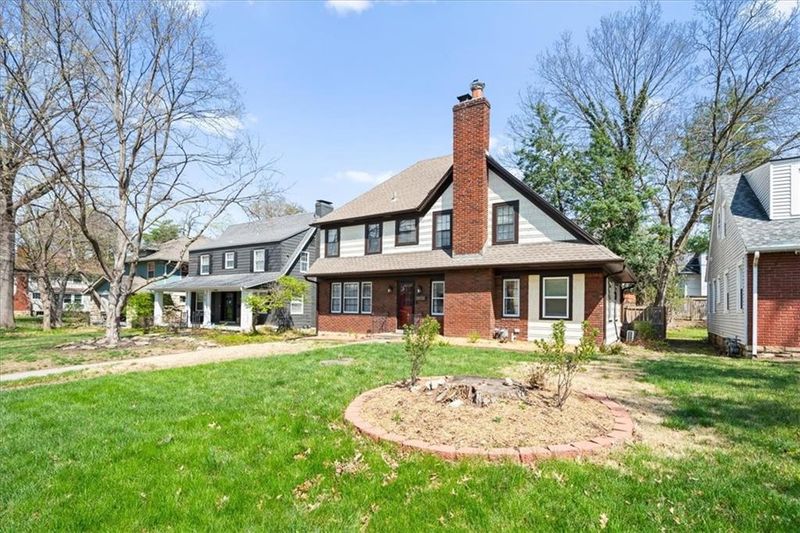 5711 Cherry St, Kansas City, MO 64110