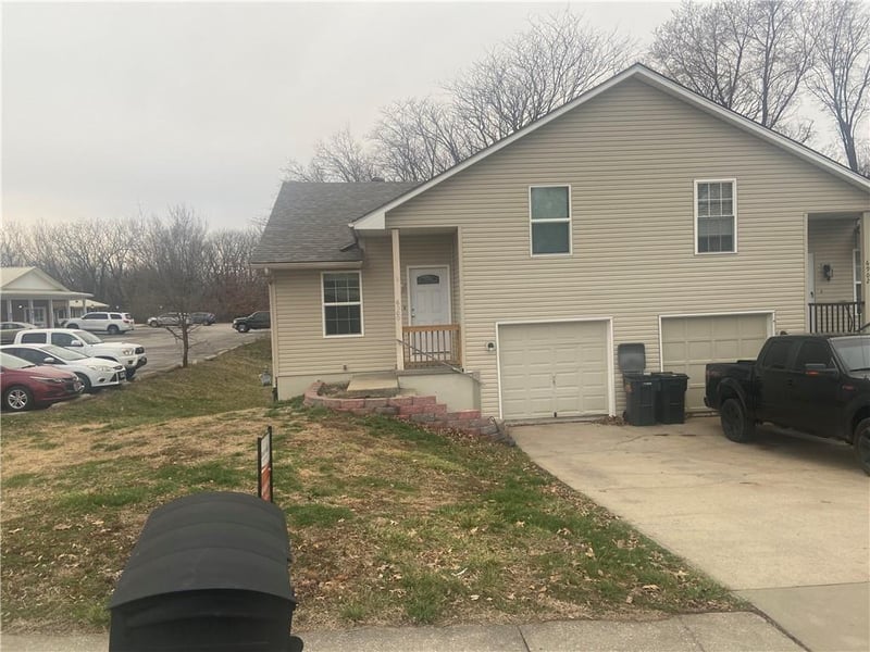 6900 Sobbie Rd, Pleasant Valley, MO 64068