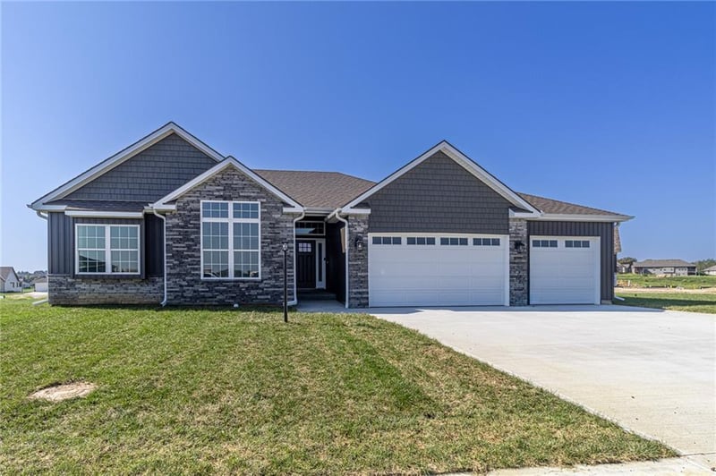 4700 Woodland Shores Ct, St Joseph, MO 64505