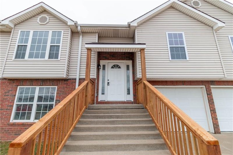 1005 E Pearl Ct, Savannah, MO 64485