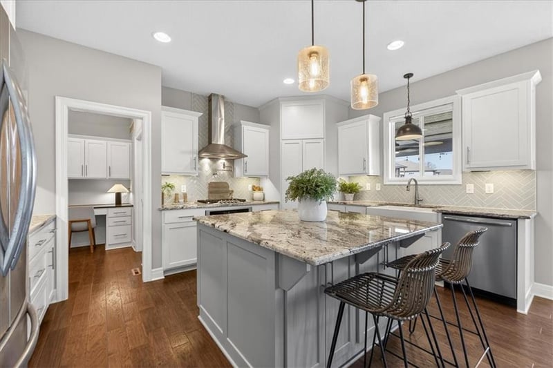 914 Rannoch Ln, Raymore, MO 64083