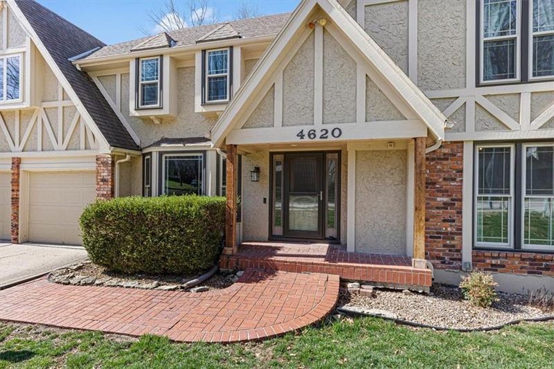 4620 Normandy Ln, Kansas City, MO 64116