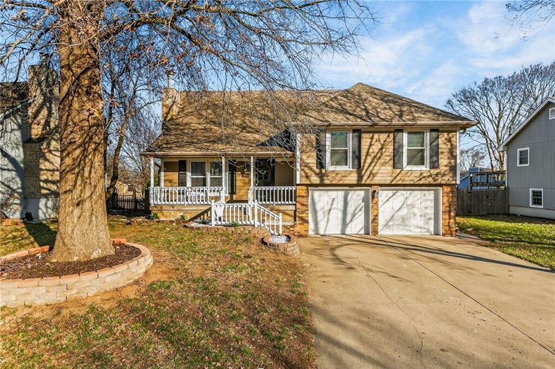 221 SE Bristol Dr, Lee's Summit, MO 64063