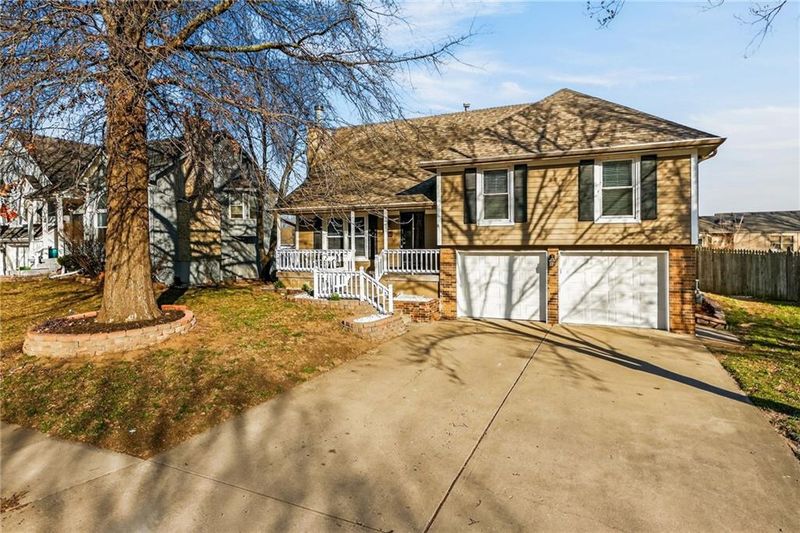 221 SE Bristol Dr, Lee's Summit, MO 64063