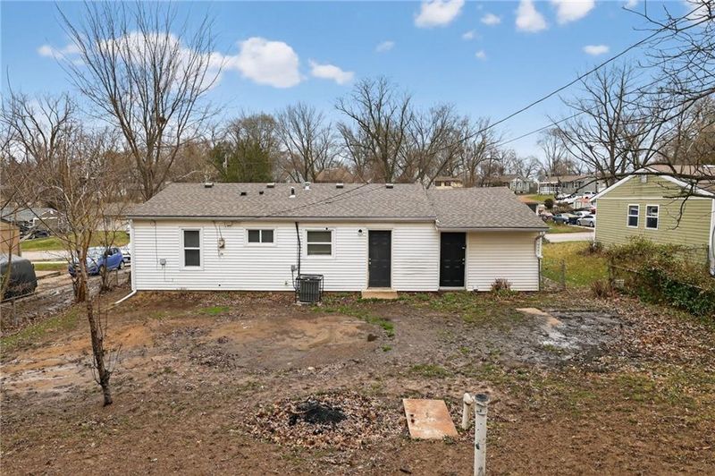 7815 E 51st St, Kansas City, MO 64129