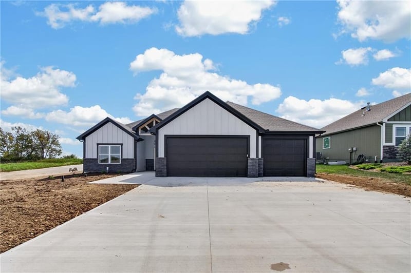 11109 E 209th St, Peculiar, MO 64078