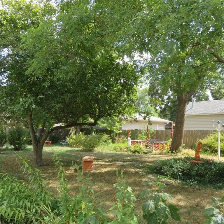 215 S Cottonwood St, Iola, KS 66749