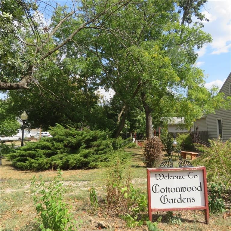 215 S Cottonwood St, Iola, KS 66749
