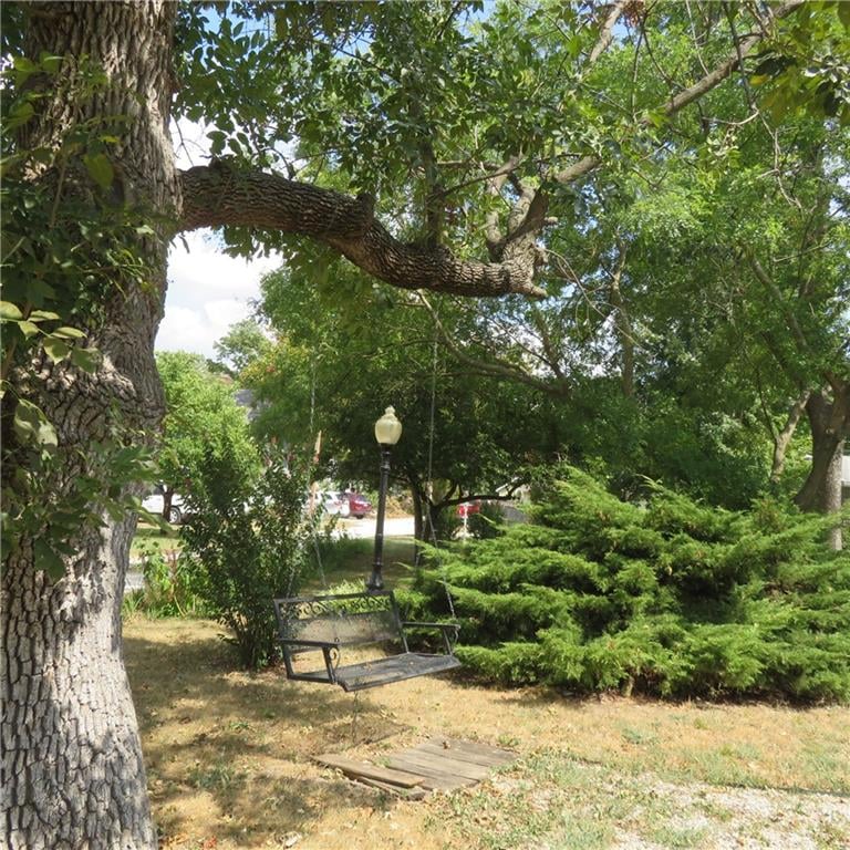 215 S Cottonwood St, Iola, KS 66749