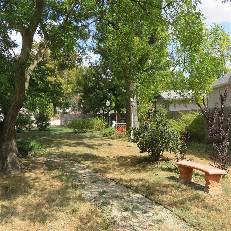 215 S Cottonwood St, Iola, KS 66749