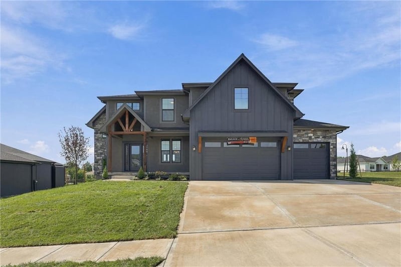 2700 NE Crestview St, Blue Springs, MO 64029